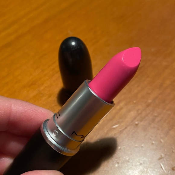 MAC Amplifed Creme Lipstick Do Not Disturb - Picture 4 of 16